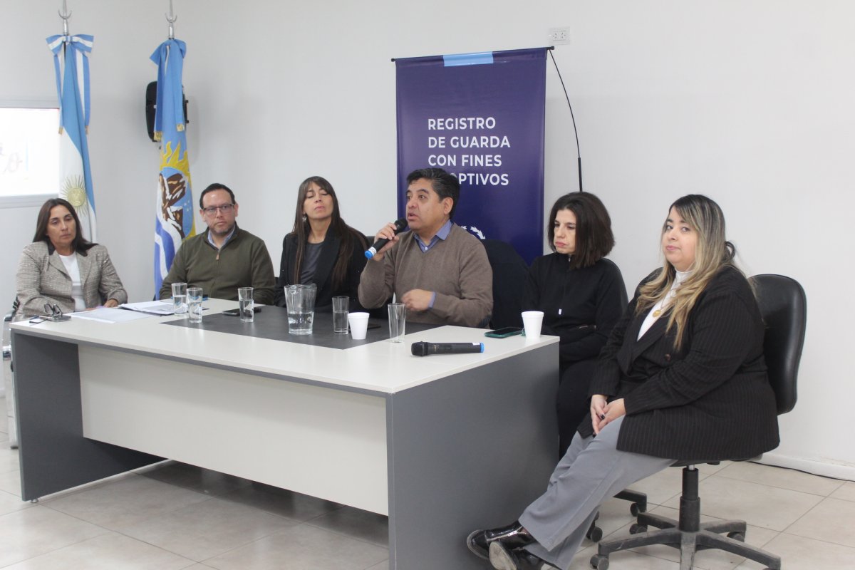 Santa Cruz fortalece el acompañamiento a las familias que transitan procesos de adopción