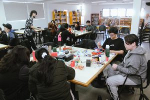 La Biblioteca Lenzi abrió sus puertas a la creatividad con el taller ECO-BOTS Inventores del Futuro