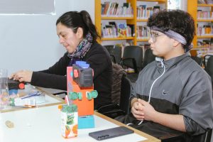 La Biblioteca Lenzi abrió sus puertas a la creatividad con el taller ECO-BOTS Inventores del Futuro