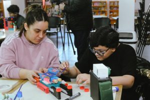 La Biblioteca Lenzi abrió sus puertas a la creatividad con el taller ECO-BOTS Inventores del Futuro