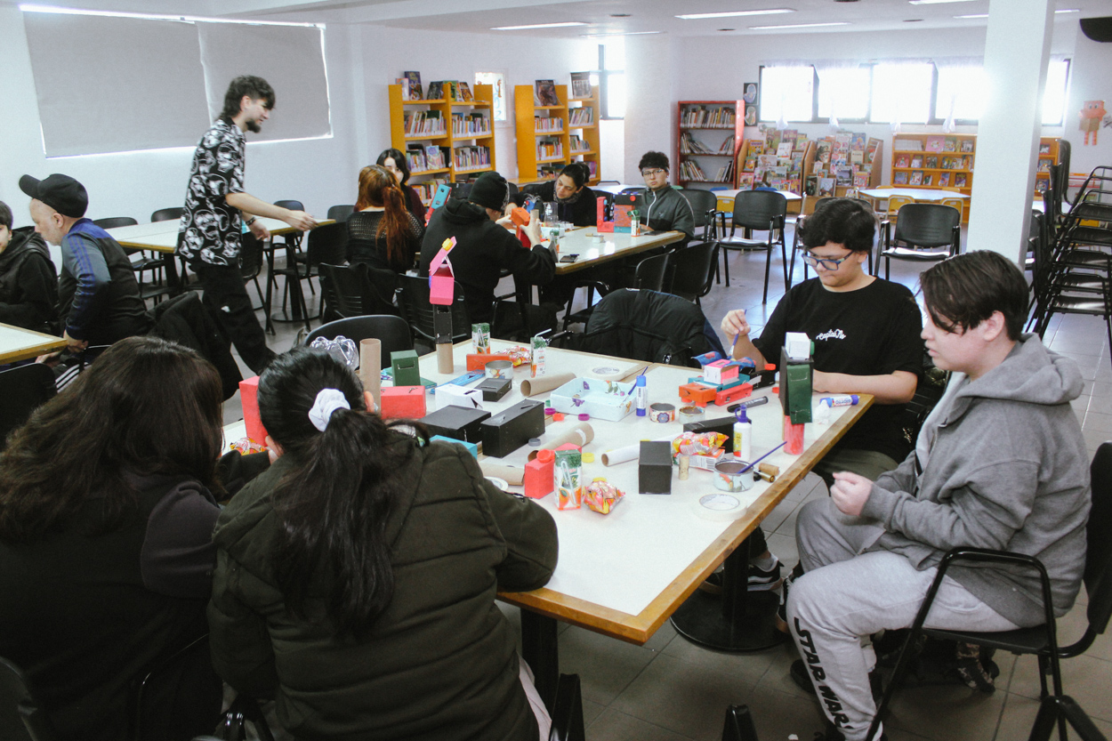 La Biblioteca Lenzi abrió sus puertas a la creatividad con el taller ECO-BOTS Inventores del Futuro