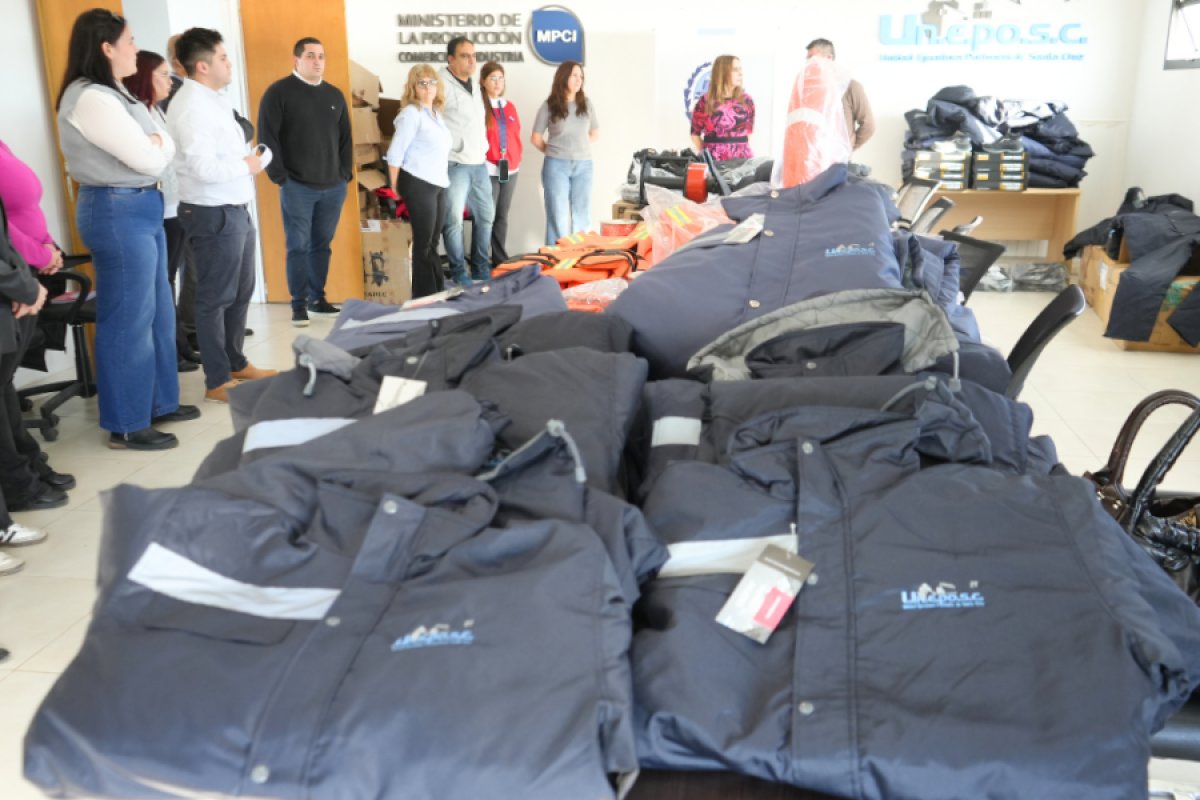 Un.E.Po.S.C. entregó indumentaria y elementos de seguridad marítima a los trabajadores de puertos de Santa Cruz