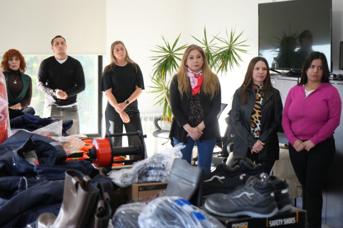 Un.E.Po.S.C. entregó indumentaria y elementos de seguridad marítima a los trabajadores de puertos de Santa Cruz