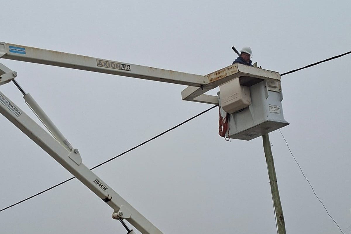 Río Gallegos: Durante el fin de semana continuaron los trabajos de instalación de lumiarias led en diferentes sectores