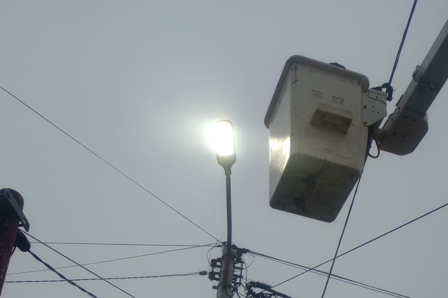 Río Gallegos: Durante el fin de semana continuaron los trabajos de instalación de lumiarias led en diferentes sectores