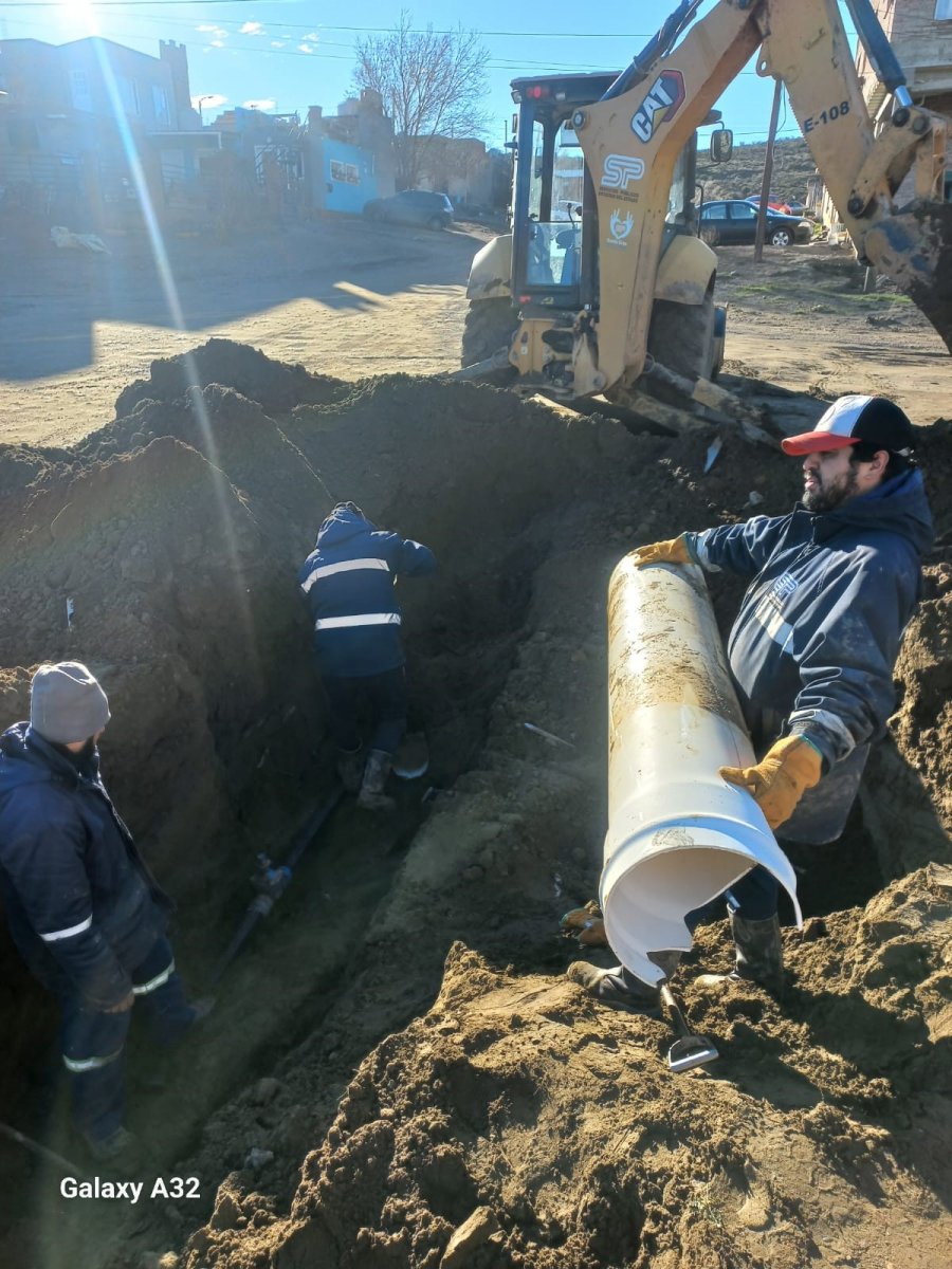 Mejora en la red de agua potable y limpieza en cisterna del barrio Bicentenario en Caleta Olivia