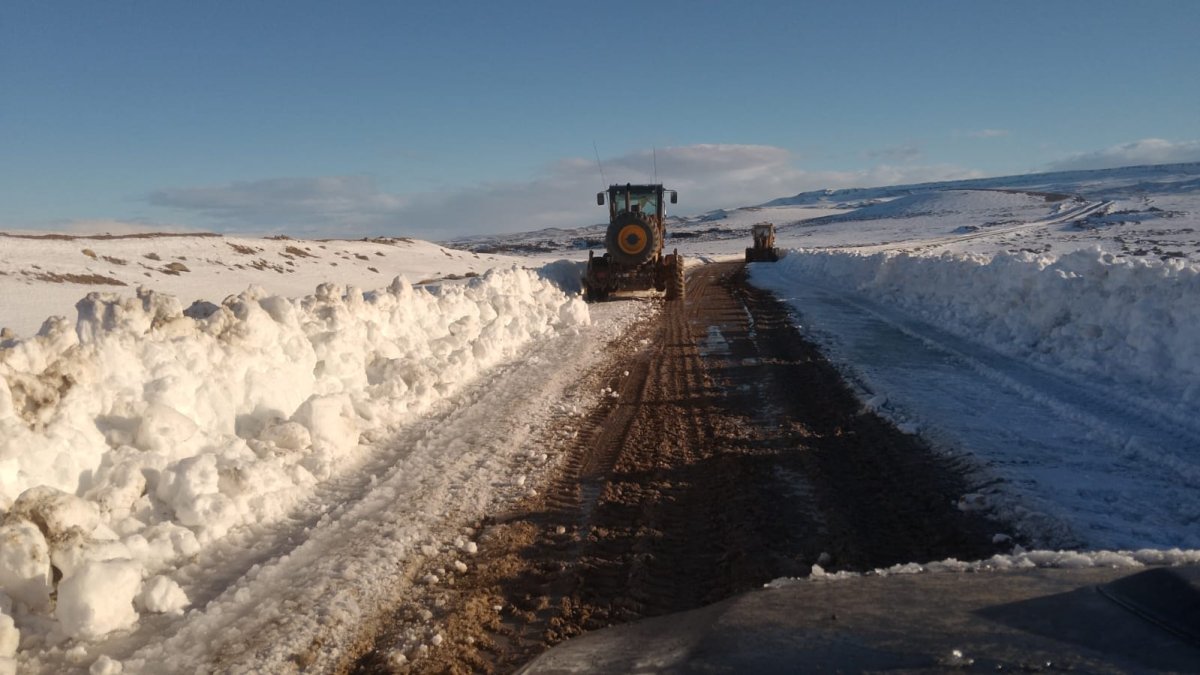 Despeje de nieve sobre la Ruta Nacional N.º 40 Sur