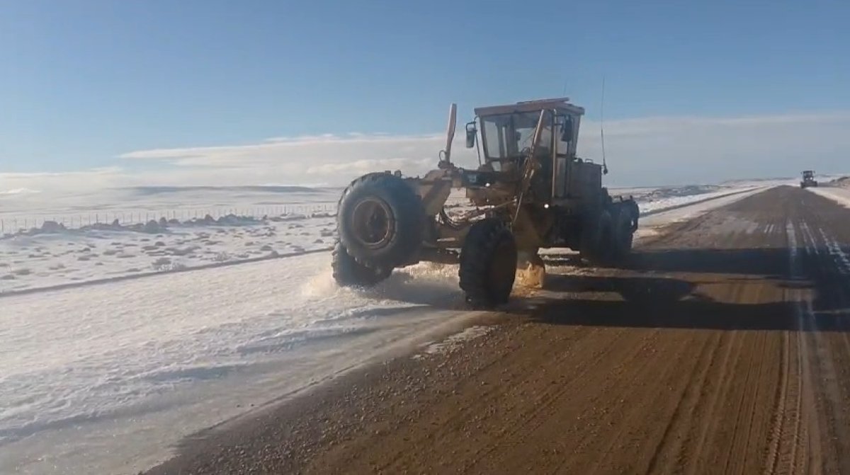 Despeje de nieve sobre la Ruta Nacional N.º 40 Sur