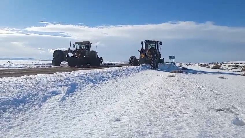 Despeje de nieve sobre la Ruta Nacional N.º 40 Sur