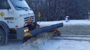 Vialidad Provincial desplegó operativos de asistencia y despeje de nieve en rutas santacruceñas
