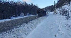Vialidad Provincial desplegó operativos de asistencia y despeje de nieve en rutas santacruceñas