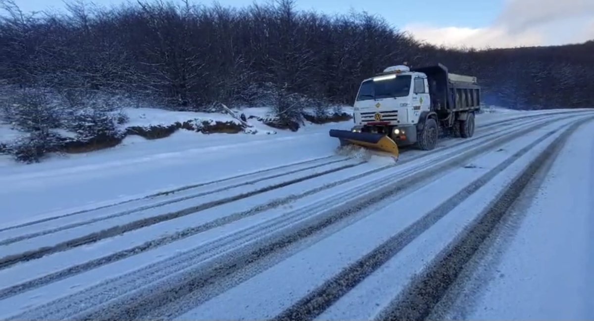 Vialidad Provincial desplegó operativos de asistencia y despeje de nieve en rutas santacruceñas