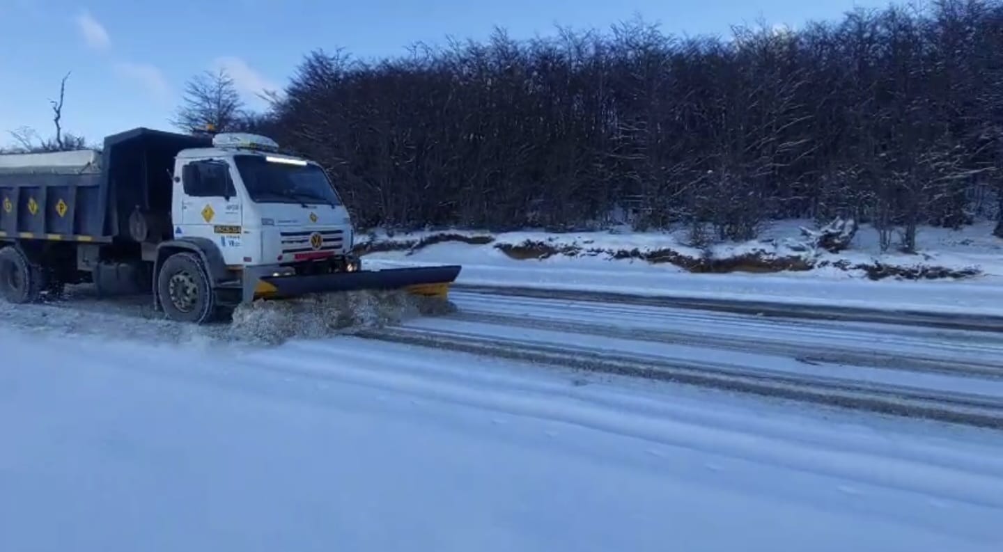 Vialidad Provincial desplegó operativos de asistencia y despeje de nieve en rutas santacruceñas