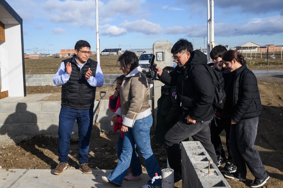 Vidal entregó viviendas a familias que esperaron hasta 20 años por su casa propia: “Son momentos muy especiales, de mucha felicidad”