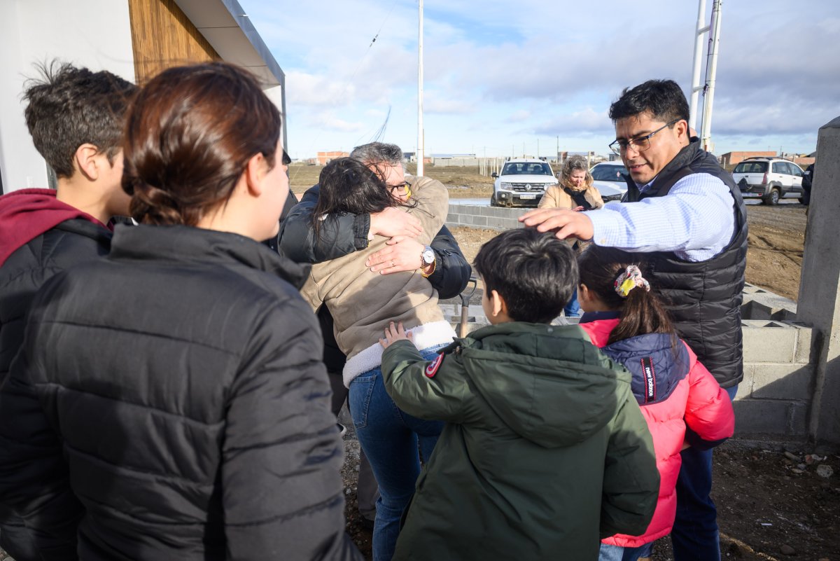 Vidal entregó viviendas a familias que esperaron hasta 20 años por su casa propia: “Son momentos muy especiales, de mucha felicidad”