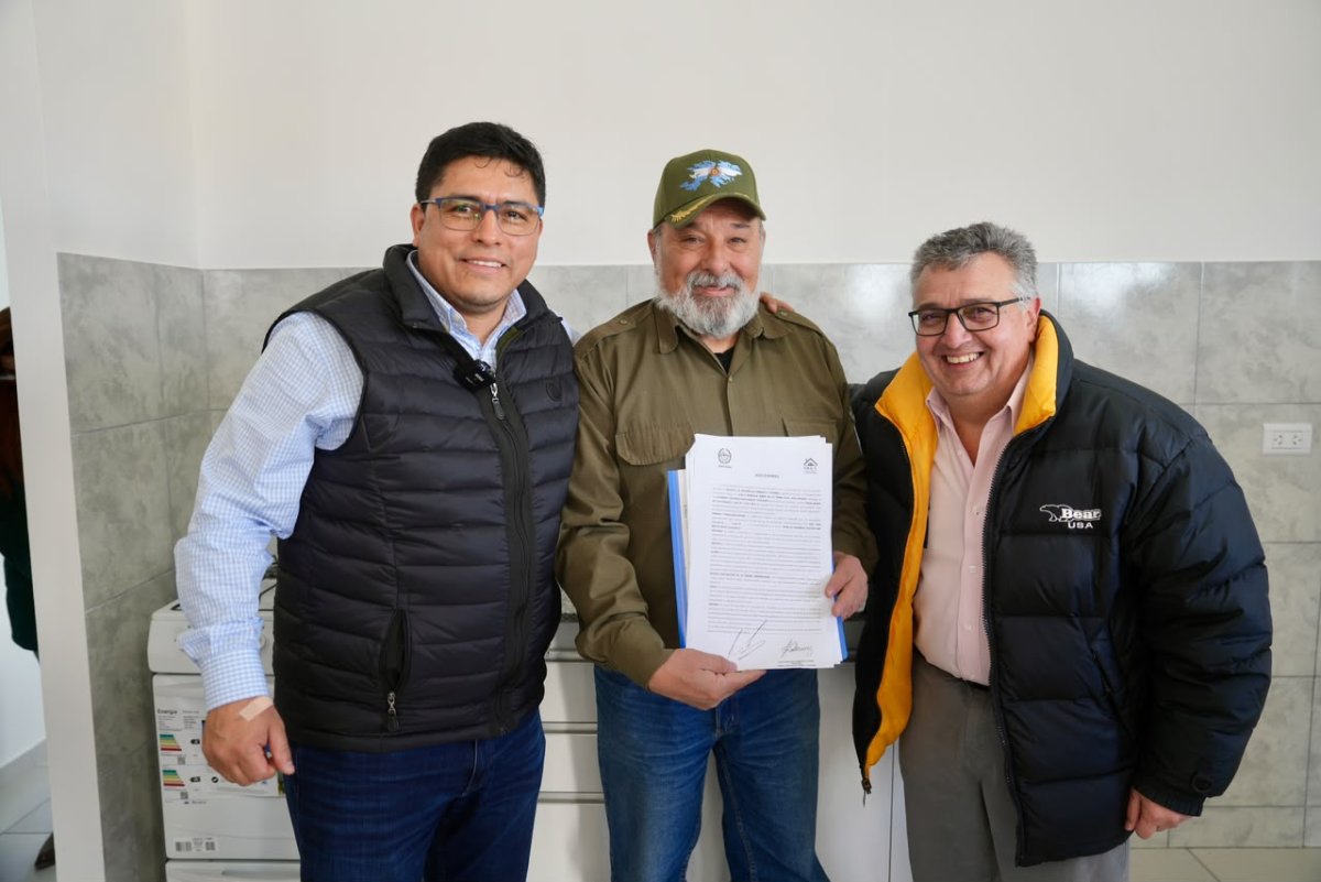 Chorrero junto al gobernador Claudio Vidal y el presidente del IDUV, Marcelo De La Torre.