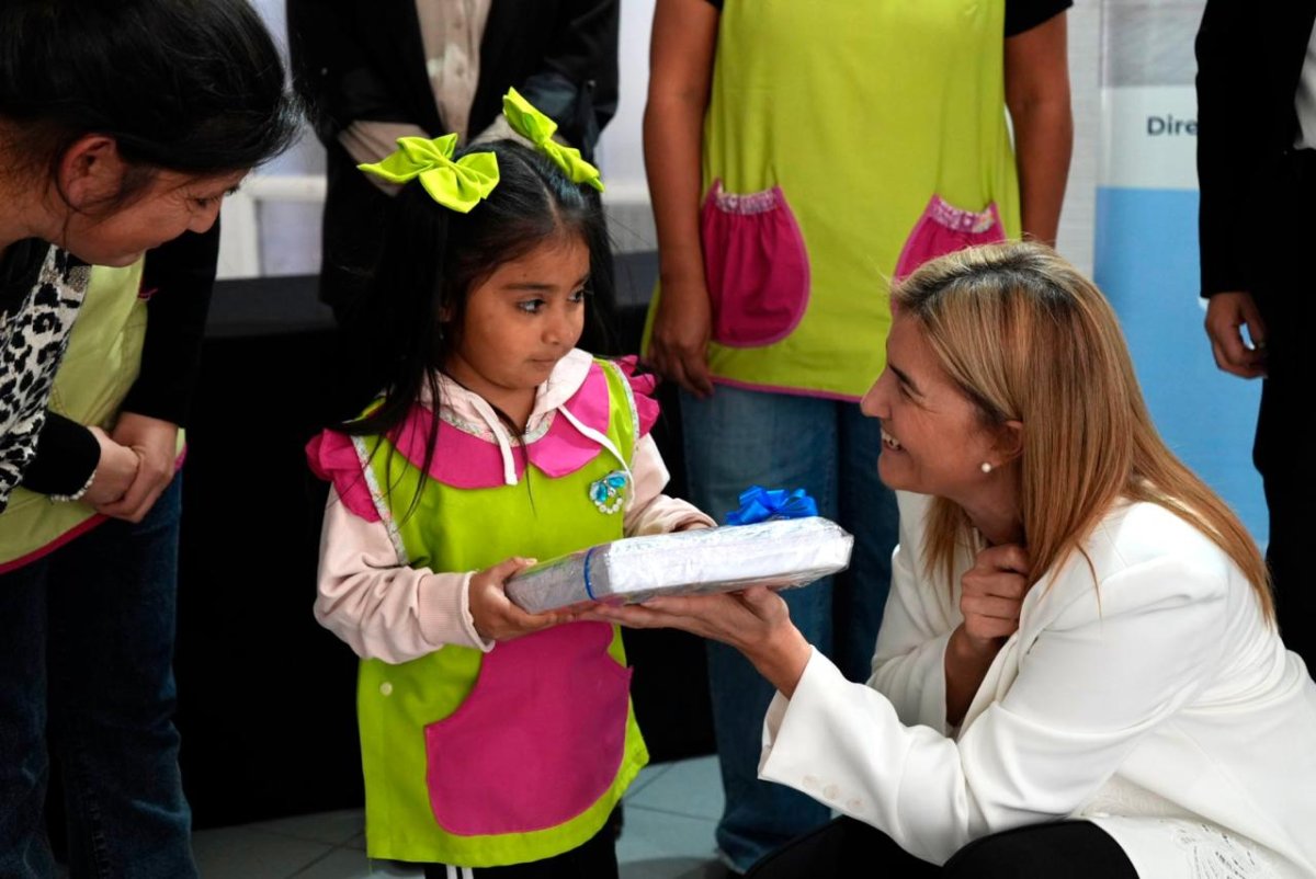Educación presentó y entregó libros para fortalecer la alfabetización inicial en la Zona Norte