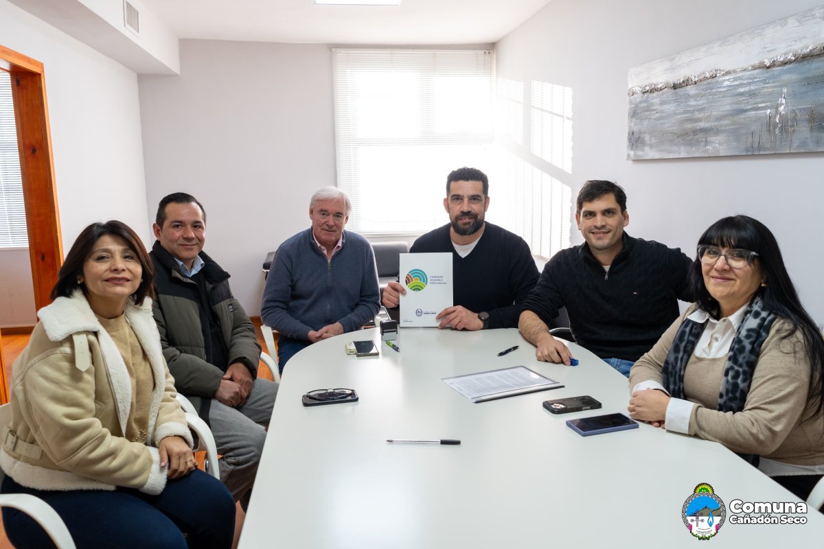 El CAP firmó un convenio para forestar los accesos de Cañadón Seco
