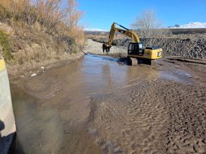El Gobierno Provincial realiza trabajos preventivos ante la crecida de los ríos Jeinimeni y Los Antiguos