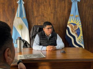 Construcción de veredas en Comandante Luis Piedra Buena: Vidal acordó una obra que generará 30 puestos de trabajo