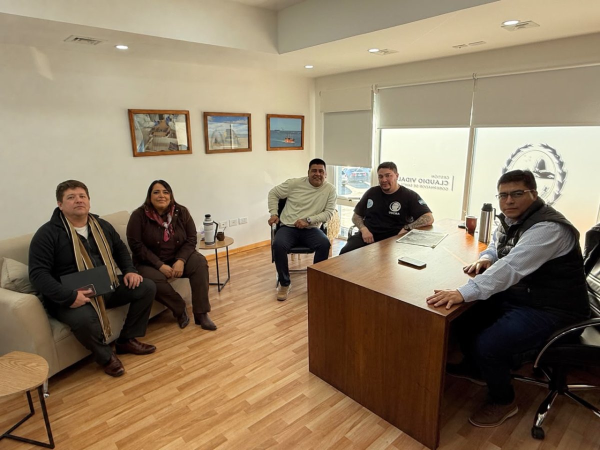 Construcci&oacute;n de veredas en Comandante Luis Piedra Buena: Vidal acord&oacute; una obra que generar&aacute; 30 puestos de trabajo