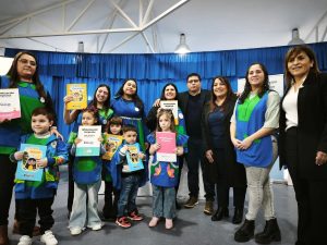 Claudio Vidal entregó libros del Plan de Alfabetización Plen@ y equipamiento para la Escuela Industrial