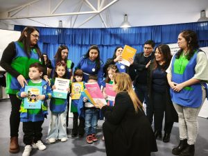 Claudio Vidal entregó libros del Plan de Alfabetización Plen@ y equipamiento para la Escuela Industrial