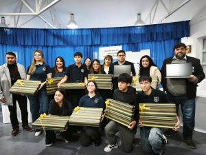 Claudio Vidal entregó libros del Plan de Alfabetización Plen@ y equipamiento para la Escuela Industrial