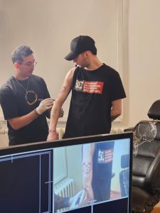 El artista Sergio Gómez tatuó en vivo en una jornada abierta y colectiva