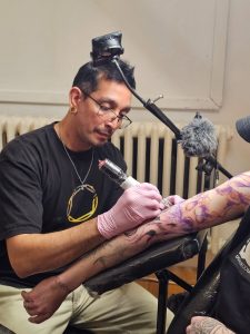 El artista Sergio Gómez tatuó en vivo en una jornada abierta y colectiva