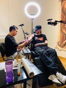El artista Sergio Gómez tatuó en vivo en una jornada abierta y colectiva