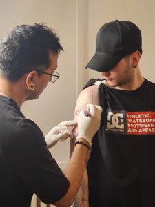 El artista Sergio Gómez tatuó en vivo en una jornada abierta y colectiva