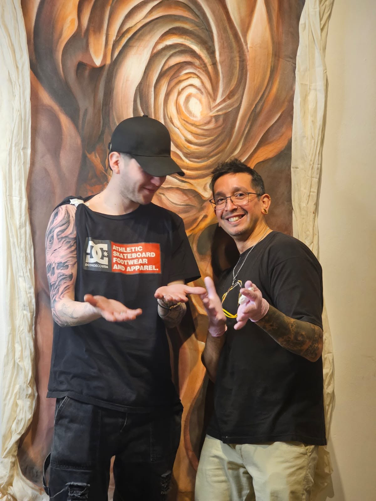 El artista Sergio Gómez tatuó en vivo en una jornada abierta y colectiva