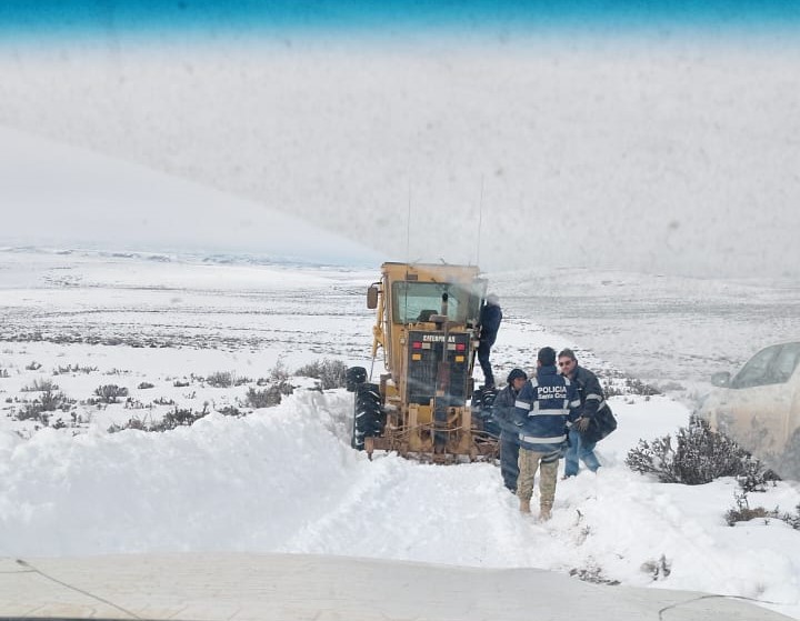 Vialidad Provincial realizó el despeje de nieve y brindó asistencia en la Ruta Provincial N°39