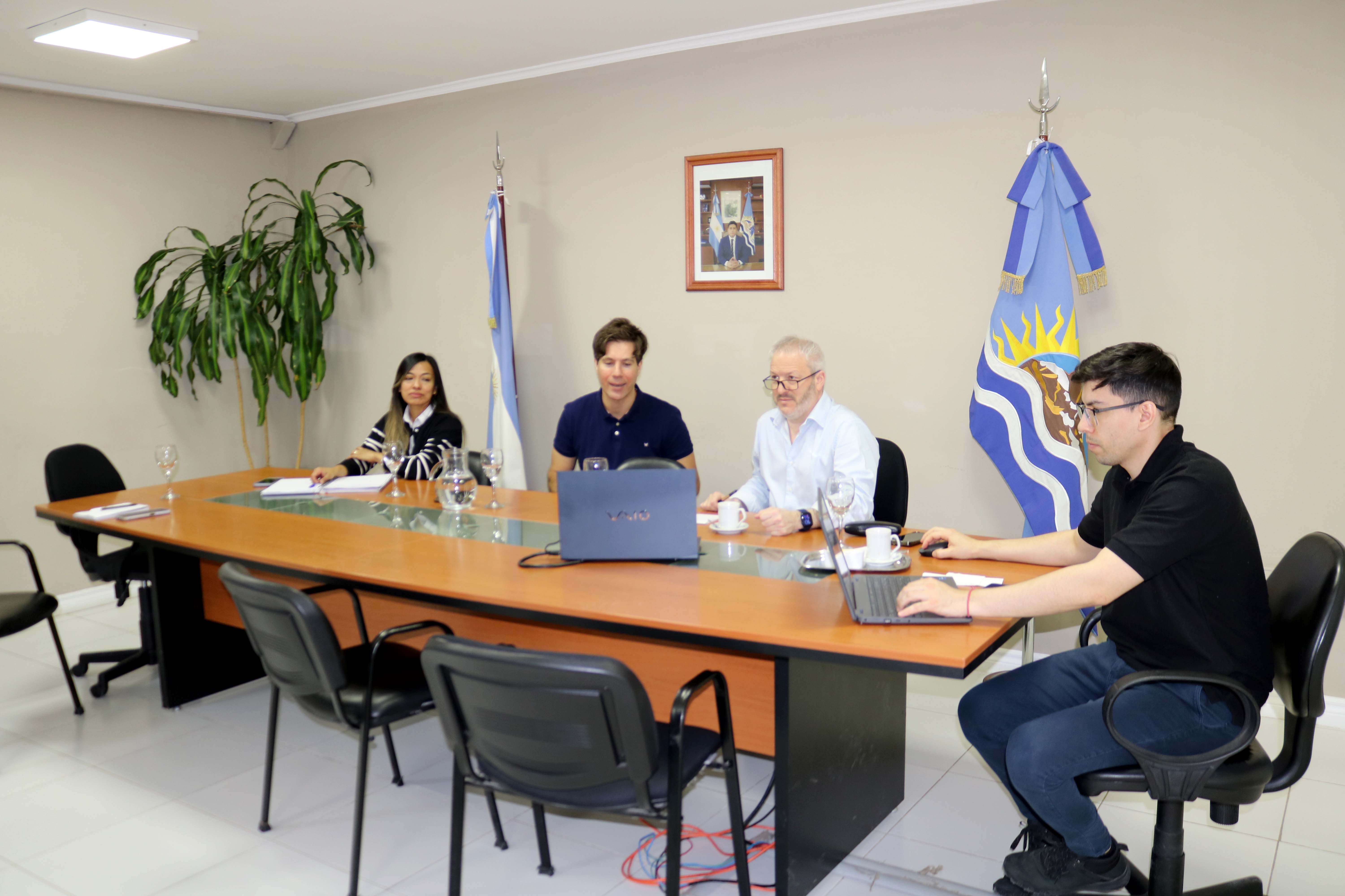 Las tareas de abandono se ejecutan bajo procedimientos establecidos por la normativa nacional, y las recomendaciones técnicas del Instituto Argentino del Petróleo y del Gas.