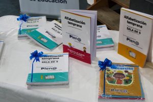 Educación presentó y entregó libros para fortalecer la alfabetización en el Nivel Inicial de la Cuenca