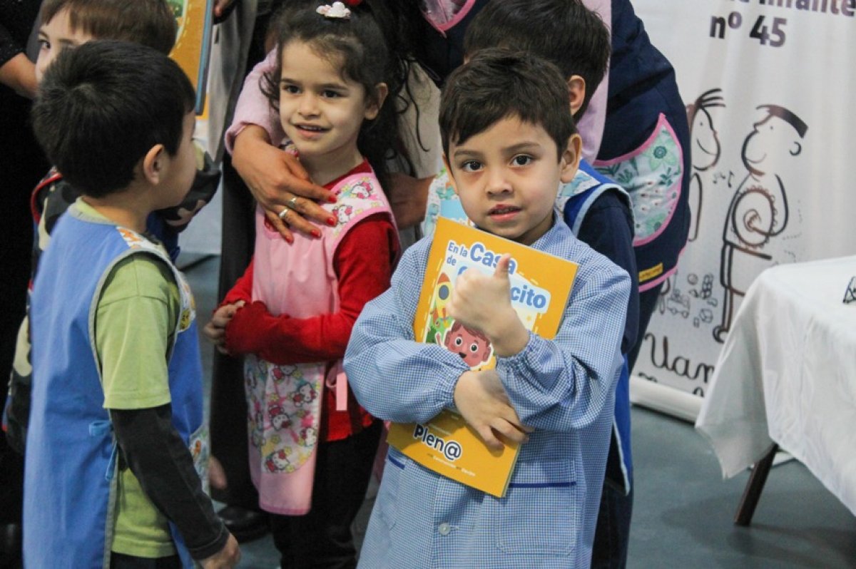 Educación presentó y entregó libros para fortalecer la alfabetización en el Nivel Inicial de la Cuenca