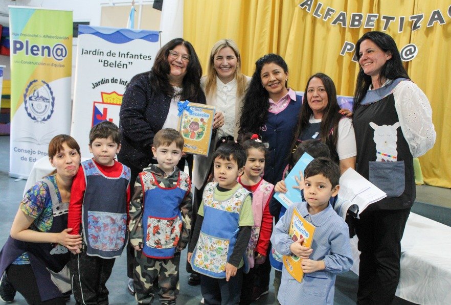 Educación presentó y entregó libros para fortalecer la alfabetización en el Nivel Inicial de la Cuenca