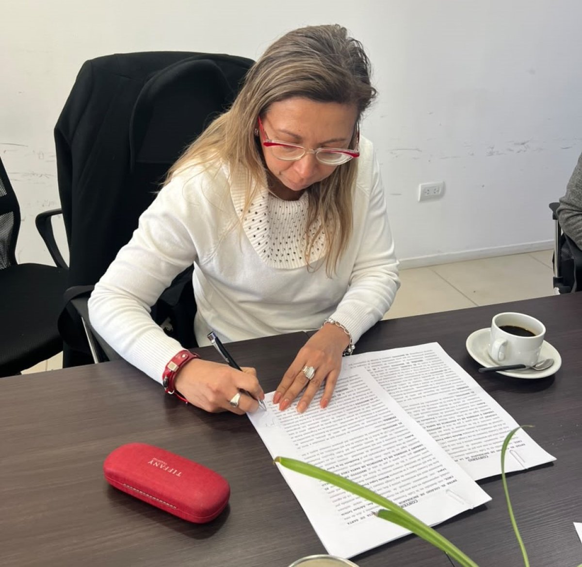 El IDUV y el Colegio de Escribanos firmaron convenio para agilizar la escrituración de viviendas en Santa Cruz
