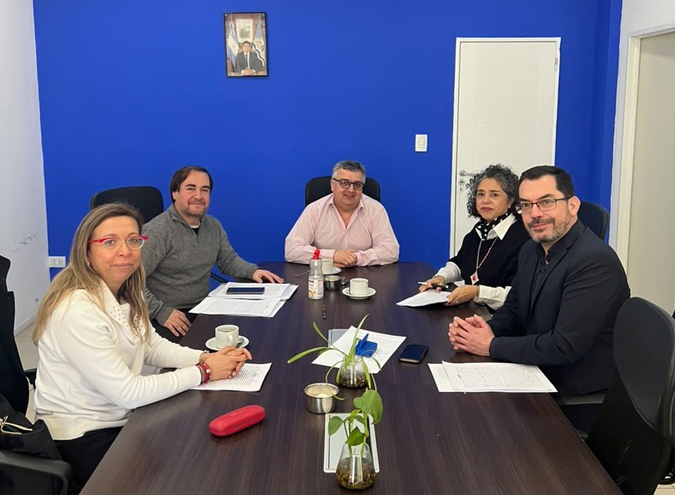 El Iduv y el Colegio de Escribanos firmaron convenio para agilizar la escrituración de viviendas en Santa Cruz