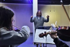 Artistas internacionales y un nominado al Latín GRAMMY capacitan a estudiantes de la Escuela Re Si 