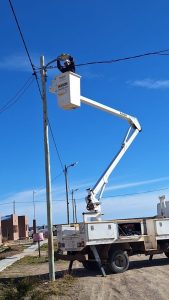 Continúan con la colocación de luminarias en distintas localidades