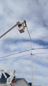 Continúan con la colocación de luminarias en distintas localidades