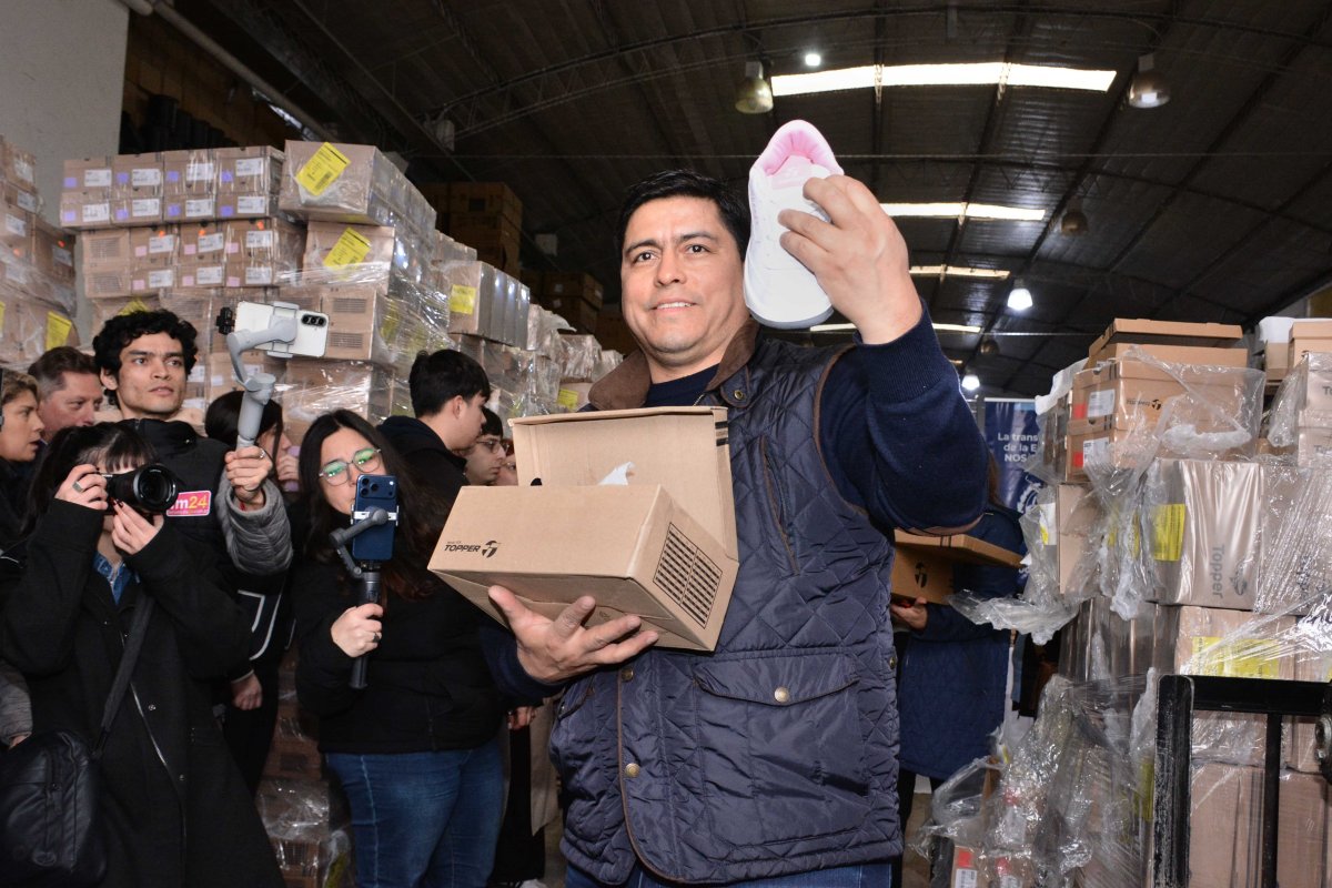 Vidal anunció la llegada de 40 mil zapatillas para los alumnos santacruceños