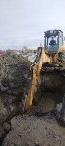 Servicios Públicos ejecuta tareas de reparación en la Autovía 17 de Octubre y solicita precaución vial y uso racional del agua