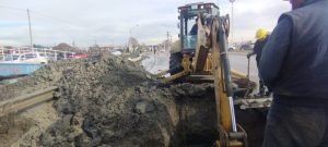 Servicios Públicos ejecuta tareas de reparación en la Autovía 17 de Octubre y solicita precaución vial y uso racional del agua