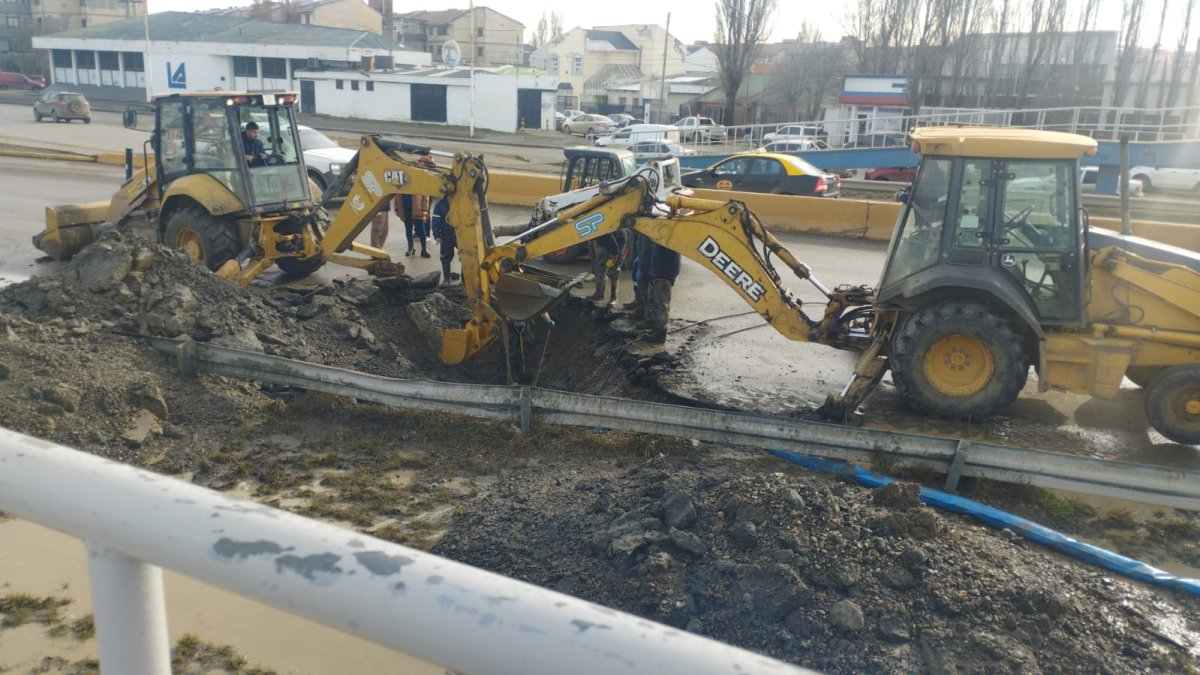 Servicios Públicos ejecuta tareas de reparación en la Autovía 17 de Octubre y solicita precaución vial y uso racional del agua