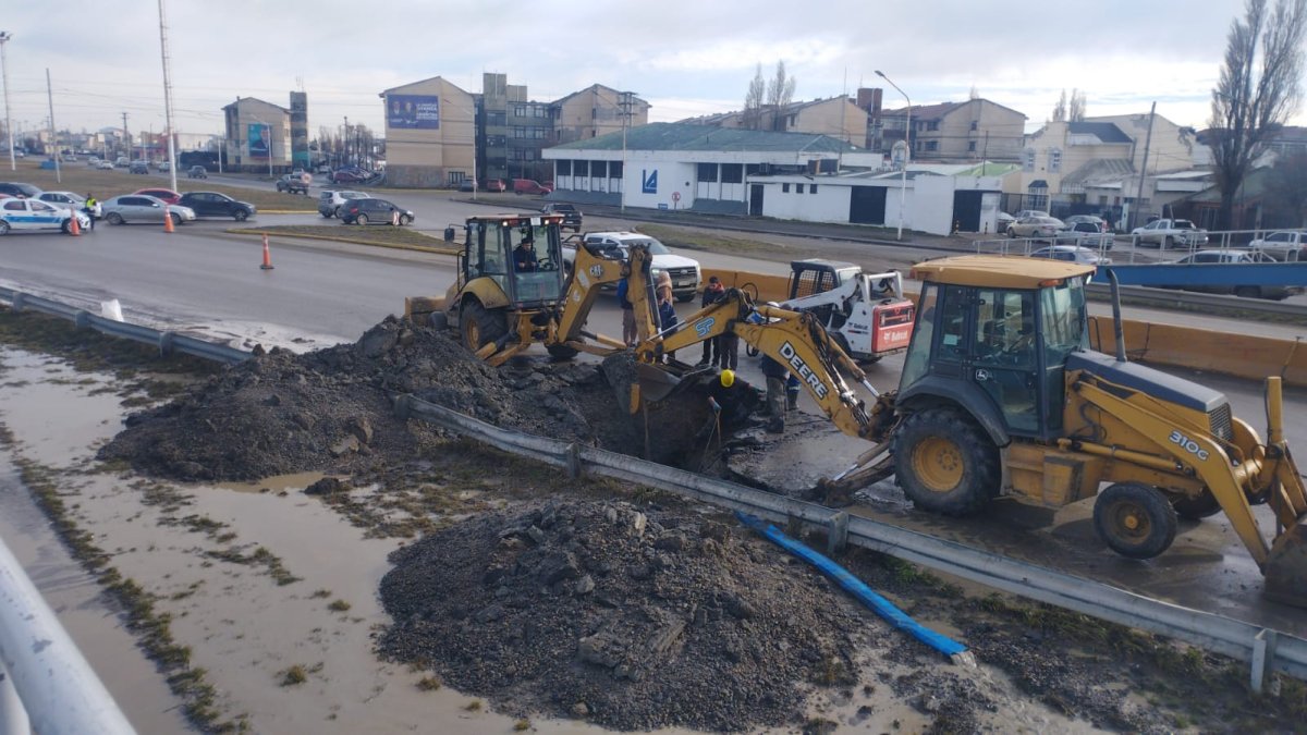 Servicios Públicos ejecuta tareas de reparación en la Autovía 17 de Octubre y solicita precaución vial y uso racional del agua