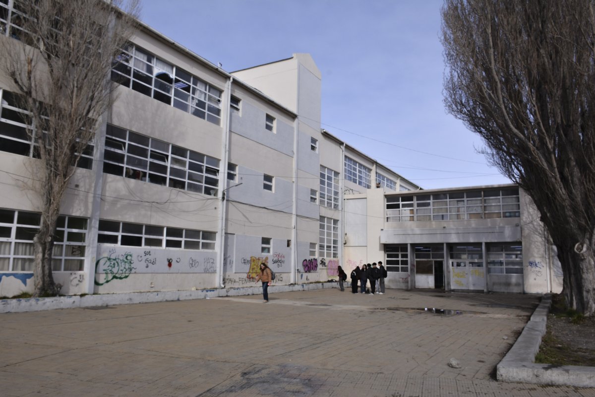 Educación entregó nuevos equipos de calefacción para el gimnasio de la EPP N° 71