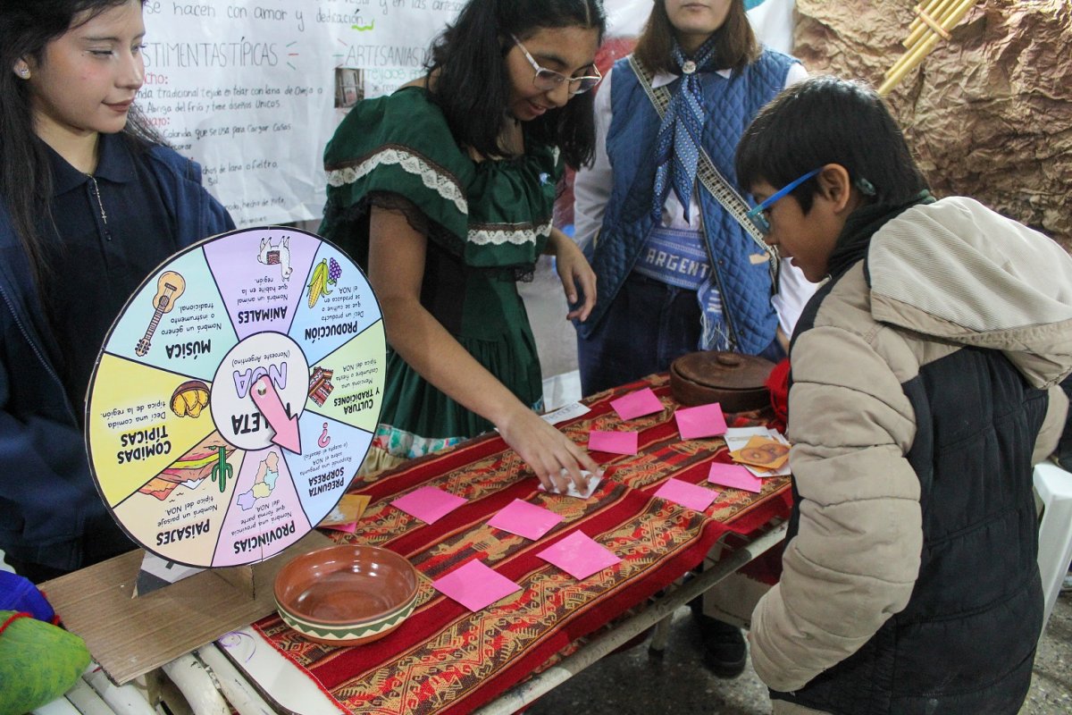 Realizaron la Feria de las Regiones Folclóricas organizada por el Colegio Santa Bárbara de Río Turbio